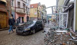 Problemy z szabrownikami w czasie powodzi. Przyłapani w skradzionym mercedesie