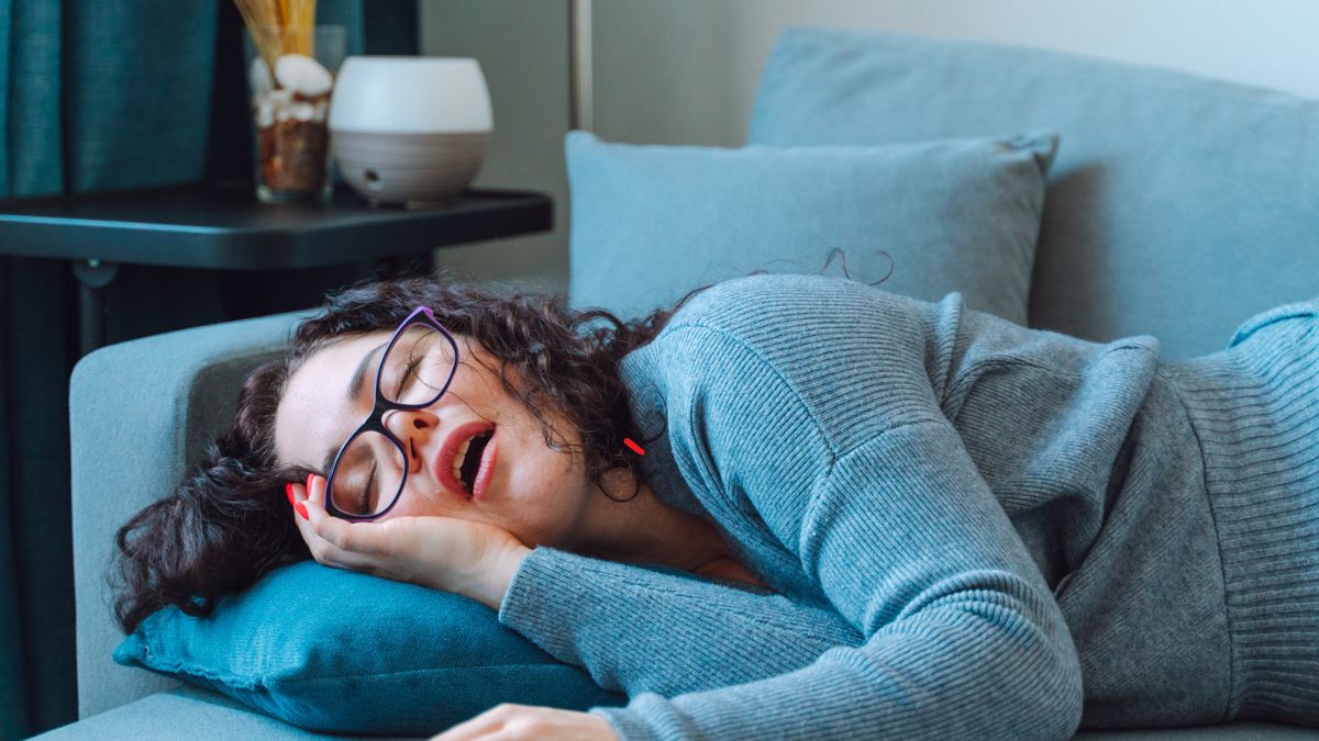 Kobieta śpi na kanapie