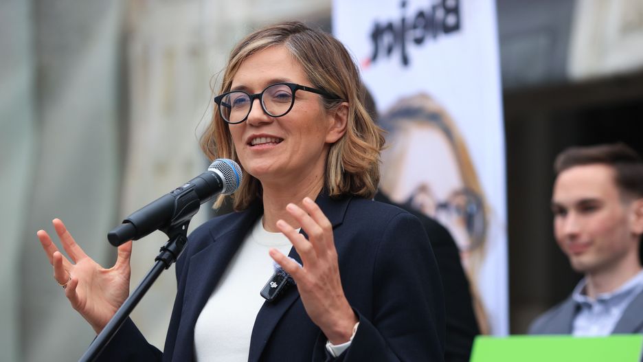 Katowice, 06.05.2025. Wybory Prezydenta RP 2025 - kampania. Kandydatka Lewicy w wyborach prezydenckich, wicemarszałkini Senatu RP Magdalena Biejat (C) podczas spotkania z wyborcami w Katowicach, 6 bm. (amb) PAP/Jarek Praszkiewicz
