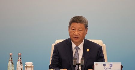 Cła Trumpa spływają z Chin jak po kaczce? Nowa prognoza Banku Światowego