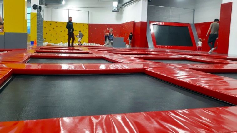 Warszawa. Działający w najlepsze park trampolin zainteresował policję. W chwili przybycia patrolu bawiło się w nim 115 osób