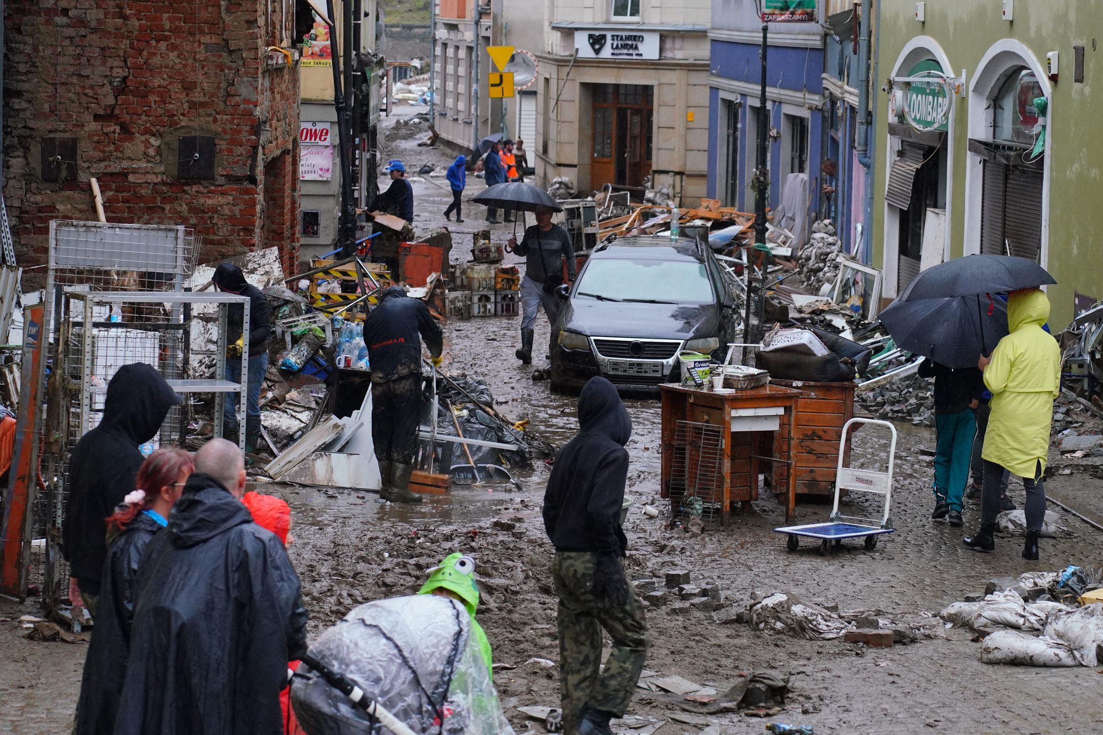 Meble i sprzęt wylądowały na ulicy. Firmy mają ręce pełne roboty