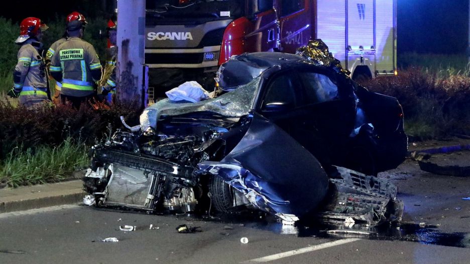 Koszmarny wypadek we Wrocławiu. Samochód wbił się w latarnię