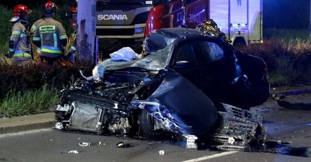 Koszmarny wypadek we Wrocławiu. Samochód wbił się w latarnię