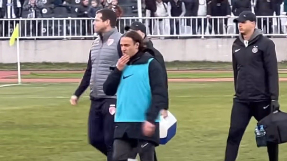 Nenad Lalatović w drodze do szatni w bezrękawniku