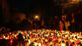 Wszystkich Świętych 2025 wypada w sobotę. Czy pracodawca musi nam oddać dzień wolny?