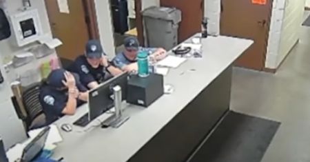 Płakała z bólu, a policjanci się śmiali. Wyciekło skandaliczne nagranie