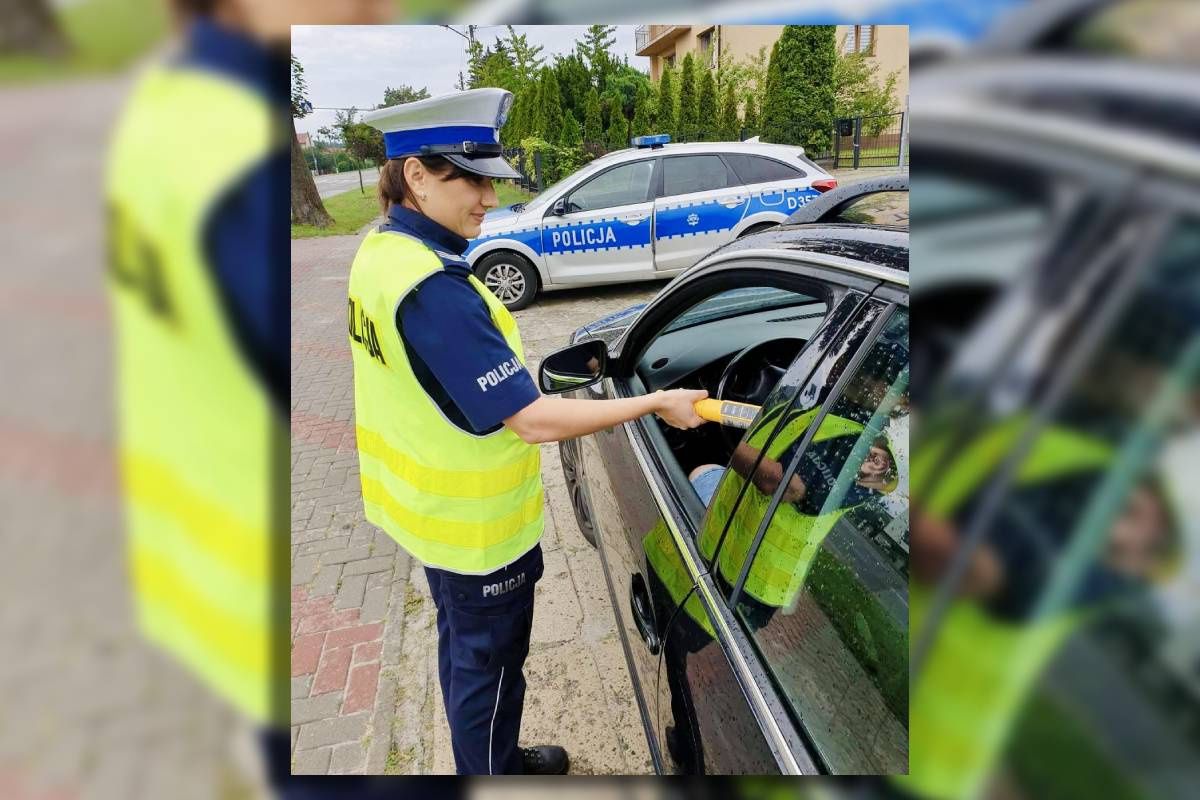 policjantka, alkomat, kontrola trzeźwości
