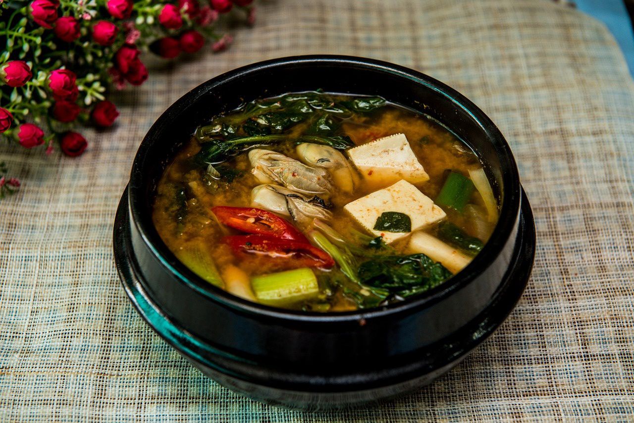 Japoński sekret długowieczności. Przepis za zupę, którą zajadają się w Azji