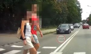 Napisał, że "piesi wtargnęli". Ale burza. Ludzie się gotują