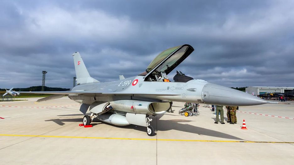 F-16 na płycie lotniska