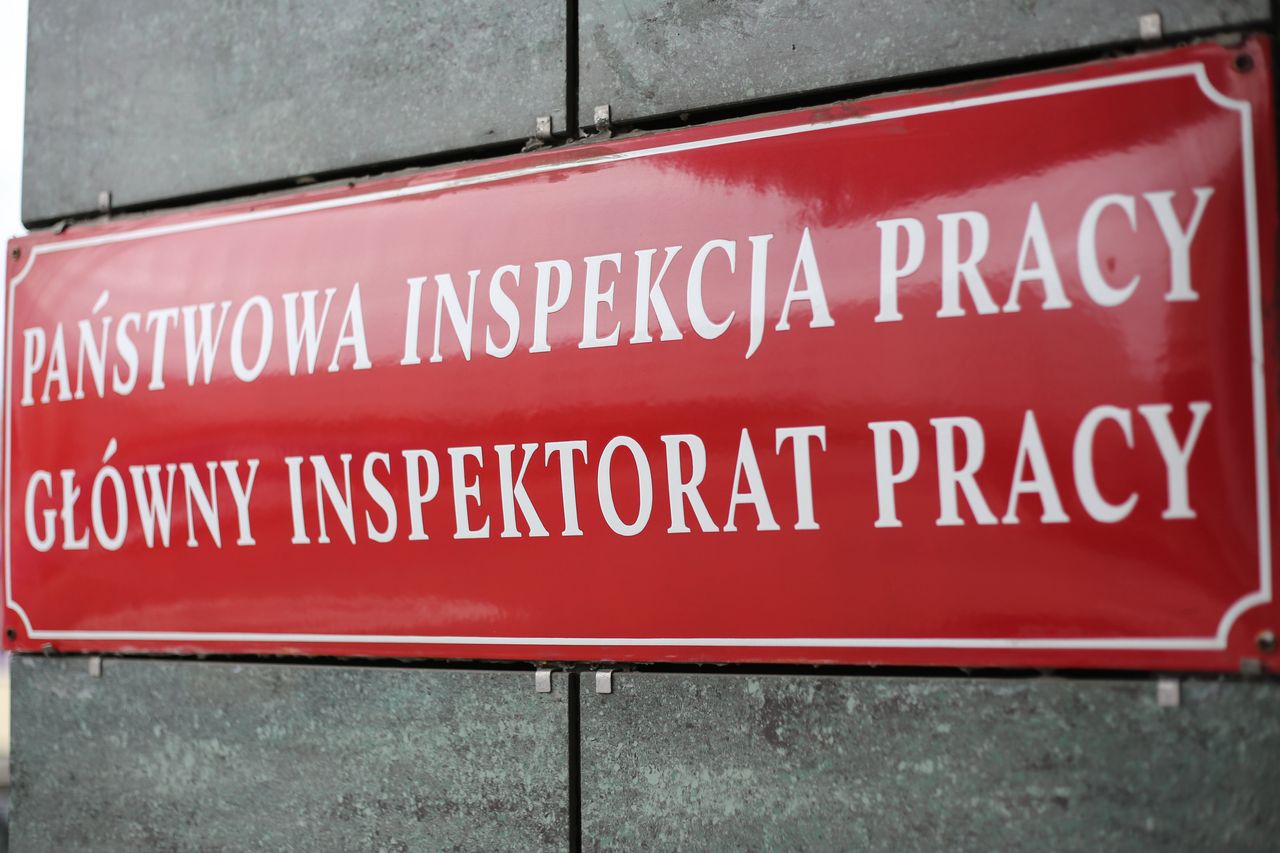 Dostał śmieciówkę zamiast umowy o pracę. Inspekcja pracy bezsilna. Do czasu