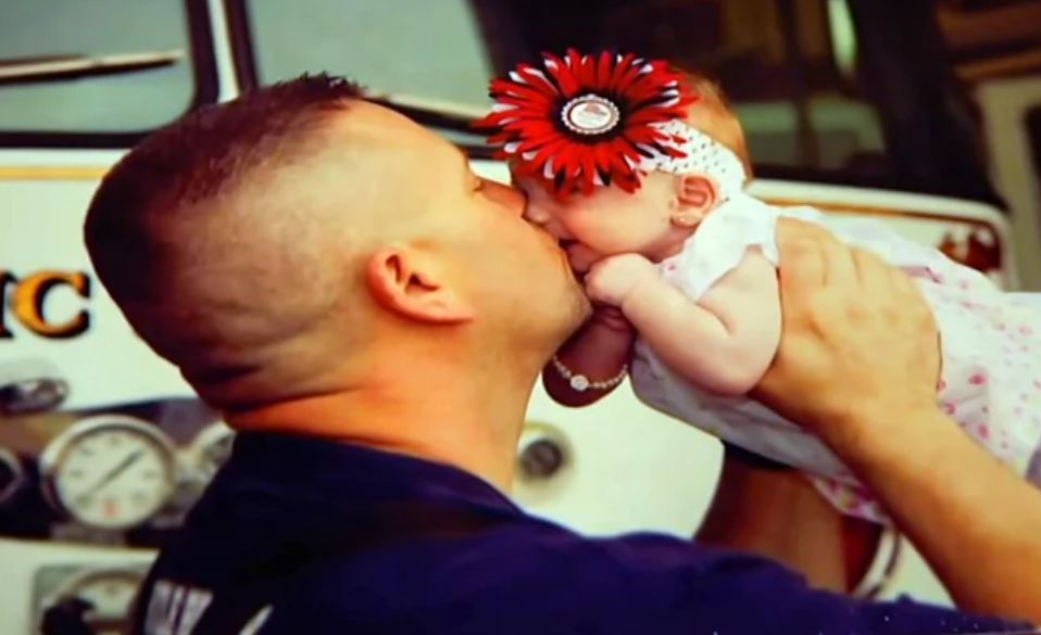 Strażak adoptował dziecko