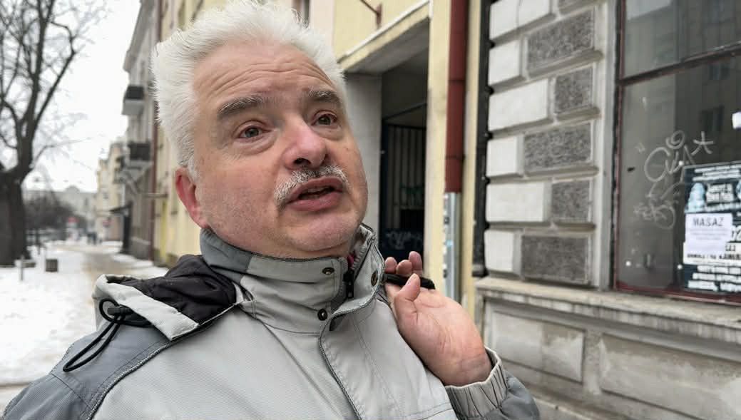 - Ten budynek jest w strasznym stanie - mówi Tomasz