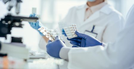 Zwolnienia grupowe w firmie biotechnologicznej. Obejmą prawie co trzeciego pracownika