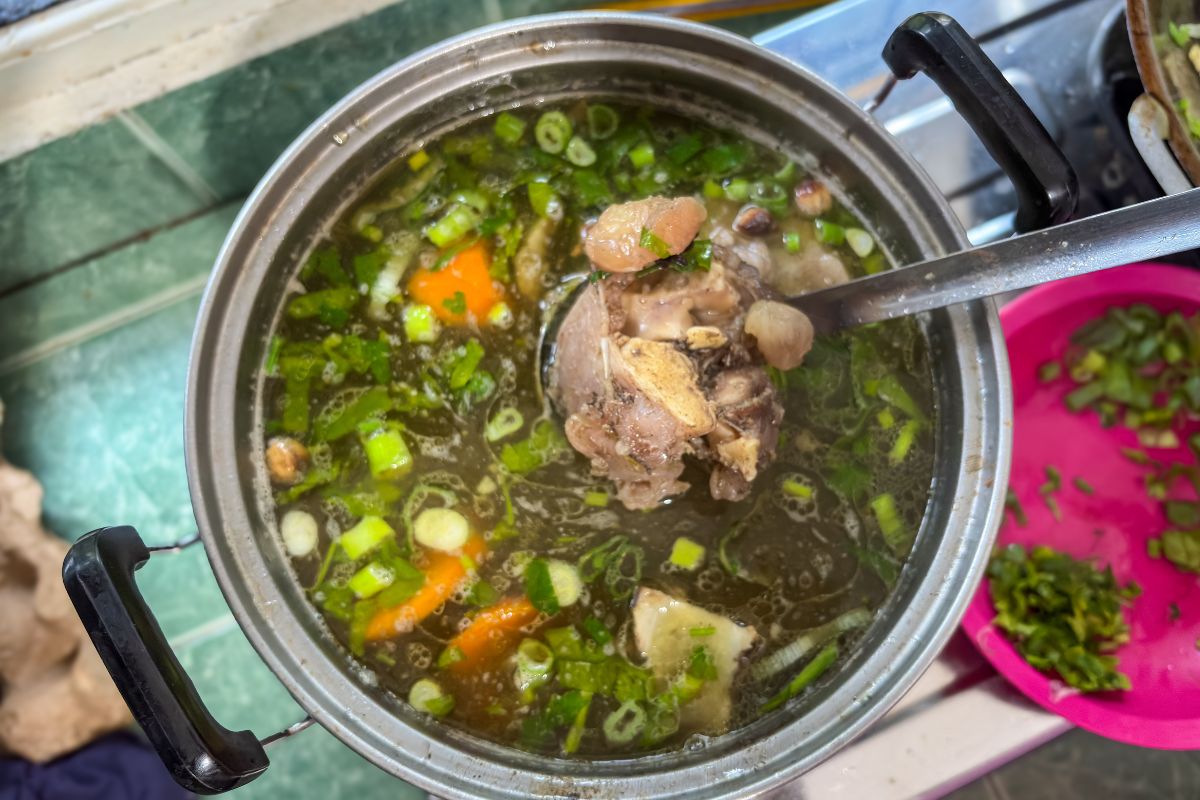 Do rosołu dorzucam trochę trawy. Azjaci zaklaskaliby z uznaniem