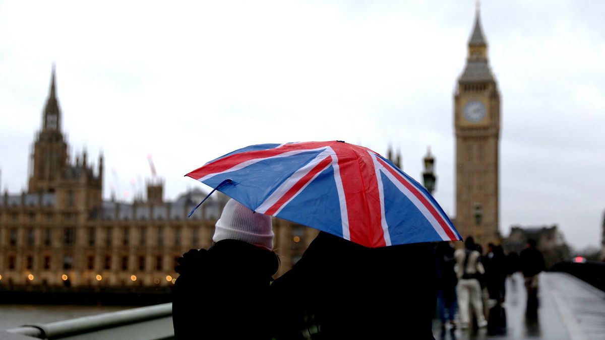 Archiwum zagraniczne East News 2024-12
(241209) -- LONDON, Dec. 9, 2024 (Xinhua) -- People walk on the Westminster Bridge in London, Britain, on Dec. 8, 2024. Tens of thousands of homes were left without power, rail and air travel faced disruptions, and sports events were canceled across the UK on Saturday as storm Darragh struck. (Xinhua/Li Ying)
Li Ying
