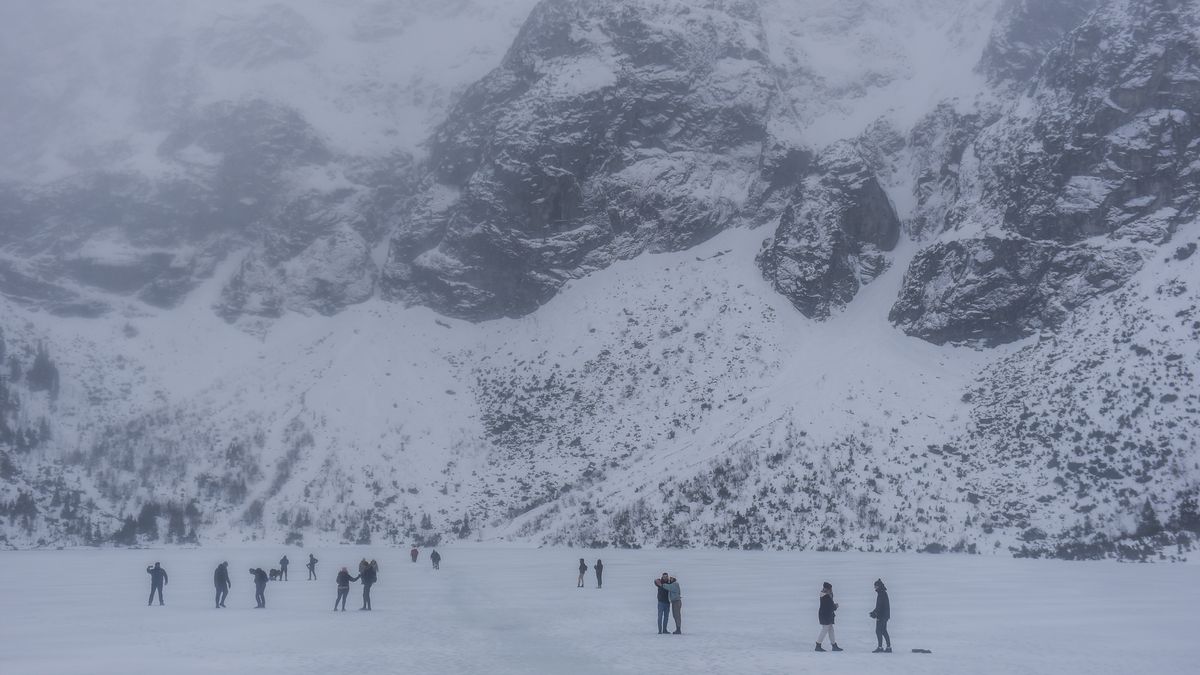 Lód na tatrzańskich jeziorach zaczyna odmarzać