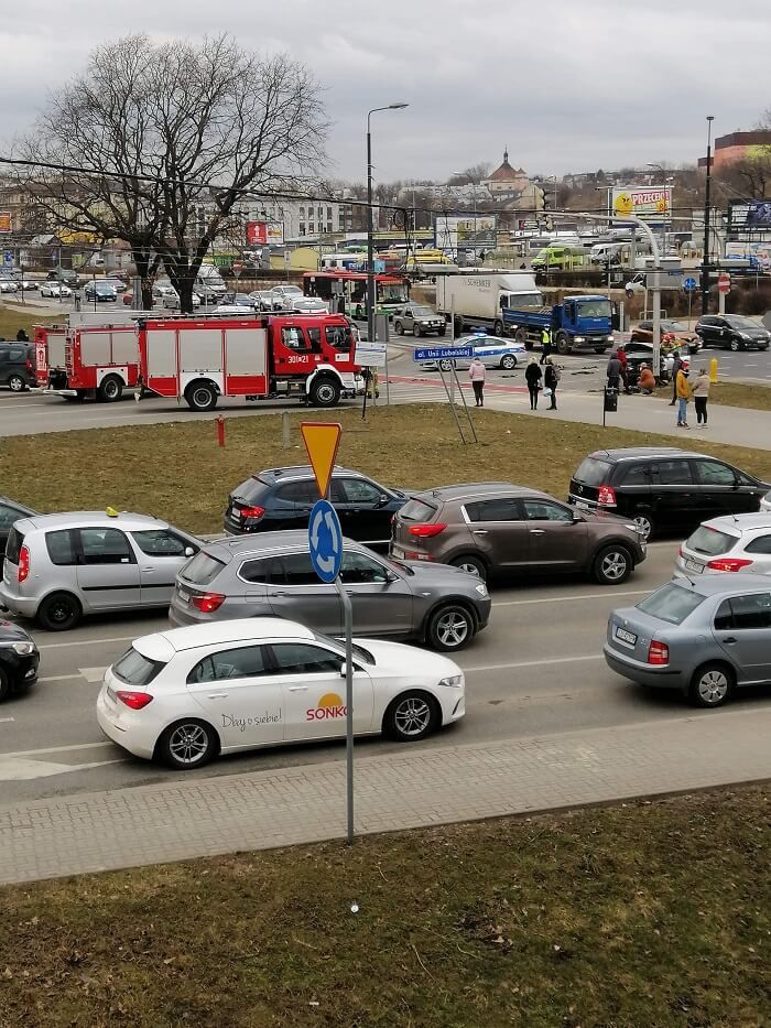 Karetka po zderzeniu z samochodem przewróciła się na bok | fot. czytelnik Paweł