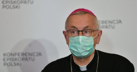 Abp Gądecki o obostrzeniach. Prof. Krzysztof Simon ostro komentuje