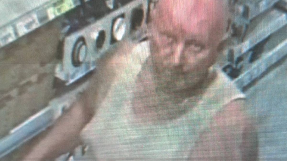 Mundurowi próbują ustalić tożsamość tego mężczyzny.