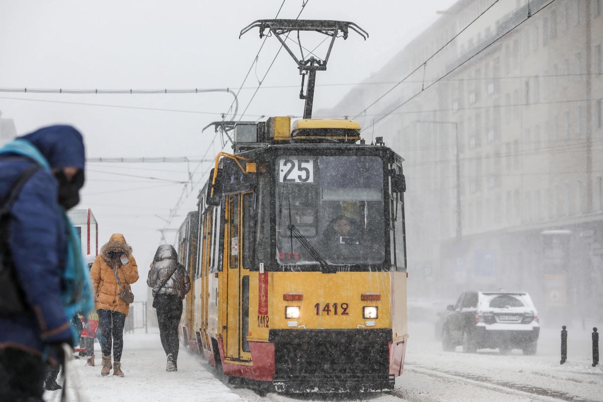 Warszawa. Wypadek na Dworcu Centralnym. Mężczyzna wpadł pod tramwaj