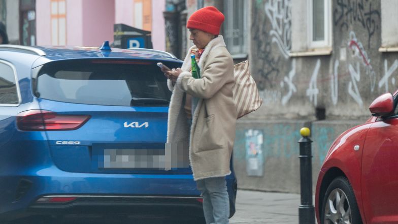 Anna Mucha z dziurą w spodniach maszeruje do restauracji