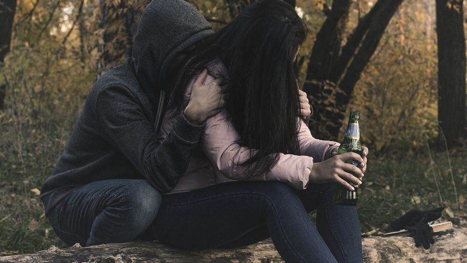Żory. Pijana, nieprzytomna 14-latka została znaleziona w parku.