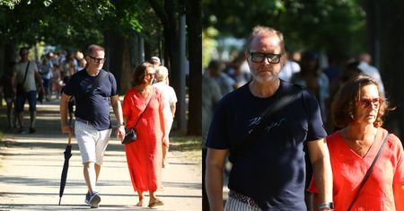 Zakochany Artur Żmijewski spaceruje z żoną po sopockim deptaku. Są już 32 lata po ślubie (ZDJĘCIA)