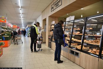 Tak zachowują się przy pieczywie. Klienci alarmują, Lidl tłumaczy