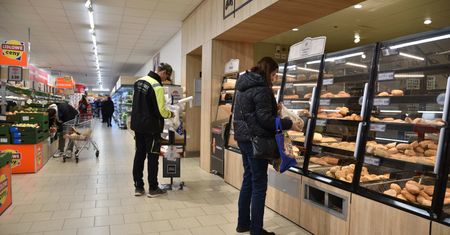 Tak zachowują się przy pieczywie. Klienci alarmują, Lidl tłumaczy