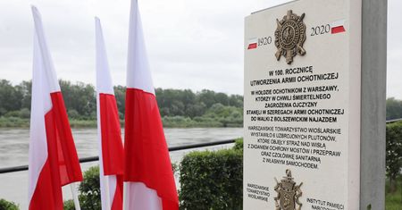 Odsłonięcie tablicy na terenie przystani Warszawskiego Towarzystwa Wioślarskiego