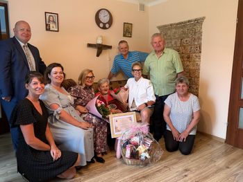 Mieszkanka gminy Kikół skończyła 100 lat. Jadwiga Wróblewska z medalem od marszałka
