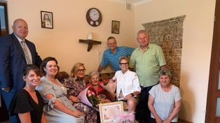 Mieszkanka gminy Kikół skończyła 100 lat. Jadwiga Wróblewska z medalem od marszałka