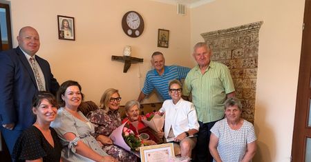 Mieszkanka gminy Kikół skończyła 100 lat. Jadwiga Wróblewska z medalem od marszałka