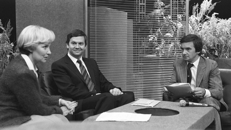 Lato z Radiem w studio przy WoroniczaWarszawa ok. 1980. Nagranie progamu w studio Telewizji Polskiej przy ul. Woronicza, z udzia�em tw�rc�w cyklicznej audycji pt. Lato z Radiem. Na zdj�ciu: prezenterka TVP Edyta Wojtczak, krytyk muzyczny Bogus�aw Kaczy�ski (C), dziennikarz Lata z Radiem Tadeusz Sznuk (P).
meg
PAP/Maciej Belina BrzozowskiMaciej Belina BrzozowskiBogus�aw Kaczy�ski, dziennikarz, Edyta Wojtczak, lata 80, Lato z Radiem, mbbmeg5, media, nagranie, prezenterka, PRL, spikerka, studio, Tadeusz Sznuk, telewizja, Telewizja Polska, Woronicza