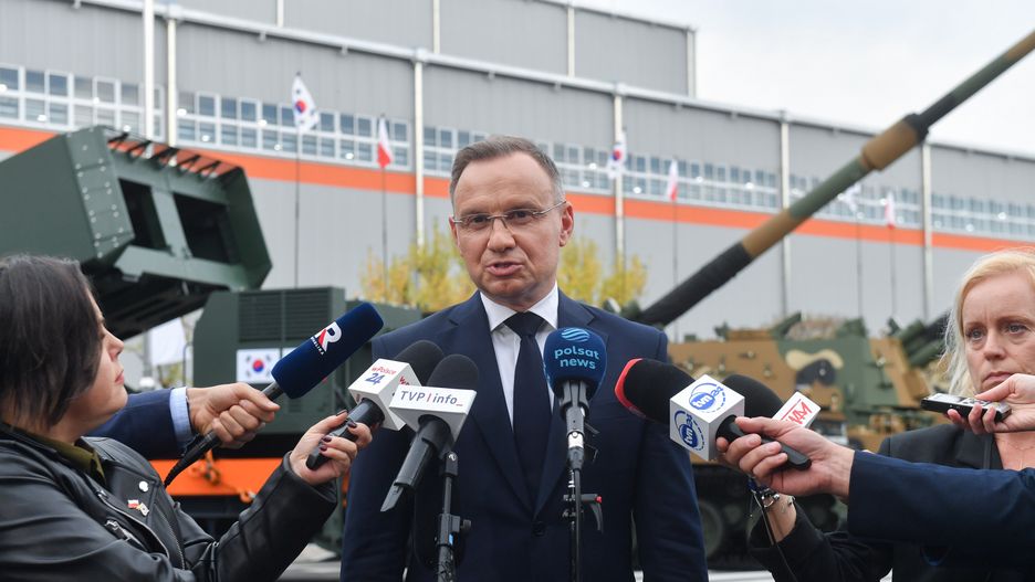 Changwon, Korea Południowa, 25.10.2024. Prezydent RP Andrzej Duda podczas wypowiedzi dla mediów, po wizycie w fabryce Hanwha Aerospace w Changwon niedaleko Busan, 25 bm. Hanwha Aerospace jest producentem przekazywanych do Polski armatohaubic K9 i wyrzutni rakiet Chunmoo opartych na pojazdach Jelcz. (mr) PAP/Piotr Nowak ***Do tego materiału zdjęciowego dostępna jest również depesza w systemie CSI, pt.: Seul/ Prezydent Duda odwiedził zakłady, produkujące kupowane przez Polskę uzbrojenie***