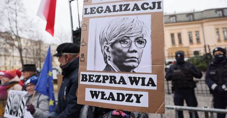 Spór o TK może wyprowadzić ludzi na ulice? "Przegrywa się z demonem"