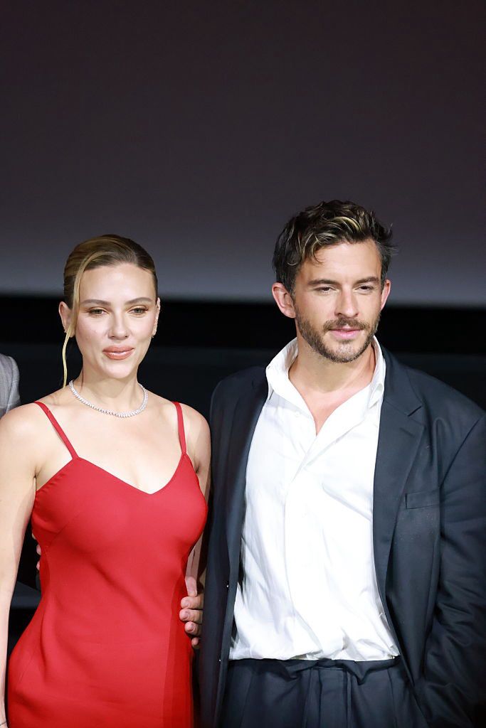 Scarlett Johansson i Jonathan Bailey