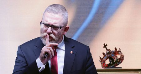 "Byłem systematycznie okradany". Braun pokazuje swój majątek