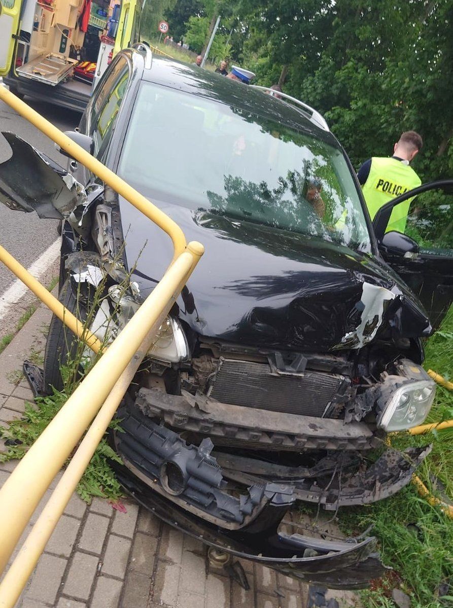 Tragiczny wypadek w gm. Pisz. Kierowca uderzył w przydrożne barierki