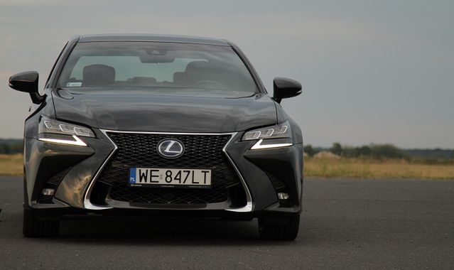 Hybrydowy Lexus GS 450h kontra elektryczna Tesla Model S