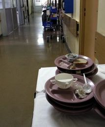 Jedzenie w szpitalach. UOKiK myli "10 lat" z "10 dni"