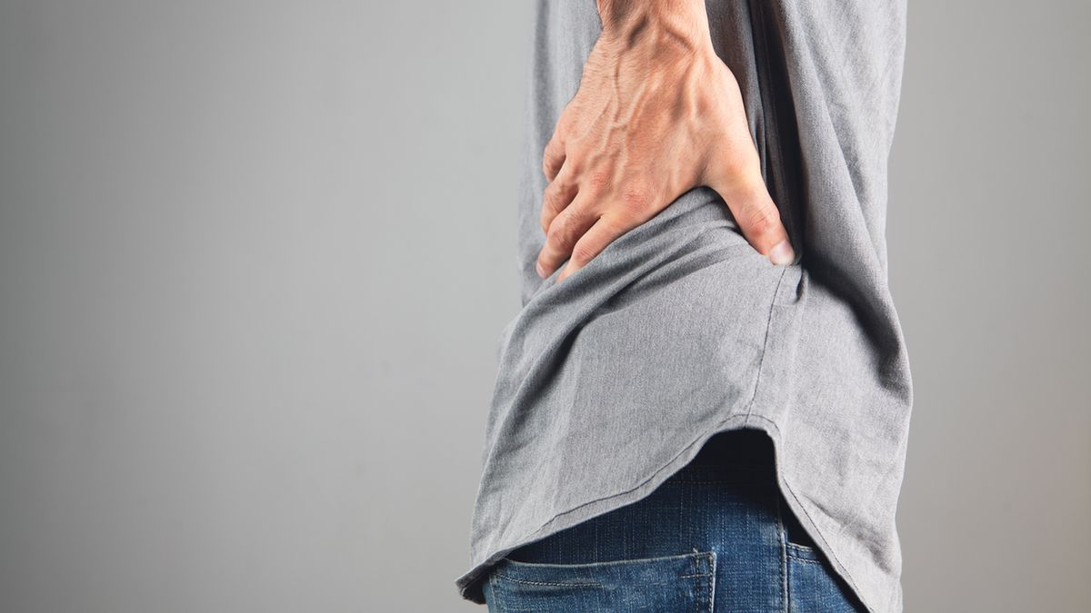 Ból w okolicy lędźwiowej często spowodowany jest siedzącym trybem życia i małą ilością ruchu.