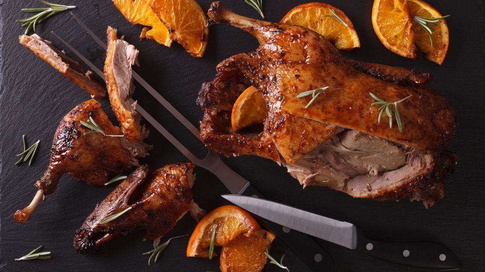 Pieczona kaczka domowa (mięso i skóra)