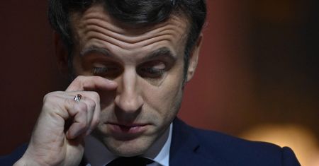 Macron chce być jak Zełenski? Internauci bezlitośni dla prezydenta