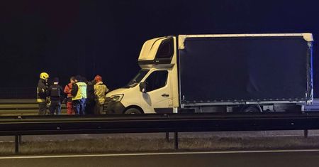 Nagłe zasłabnięcie kierowcy na DK7. LPR wezwane do Wiśniówki [zdjęcia]