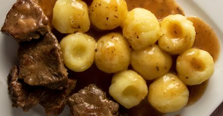 Znajoma kucharka zdradziła mi, co dodaje do klusek śląskich. Zawsze są sprężyste i delikatne, a nie ciężkie i zbite