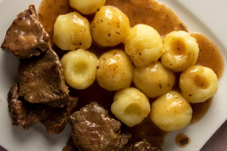 Znajoma kucharka zdradziła mi, co dodaje do klusek śląskich. Zawsze są sprężyste i delikatne, a nie ciężkie i zbite
