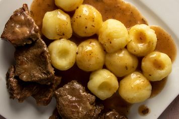 Znajoma kucharka zdradziła mi, co dodaje do klusek śląskich. Zawsze są sprężyste i delikatne, a nie ciężkie i zbite